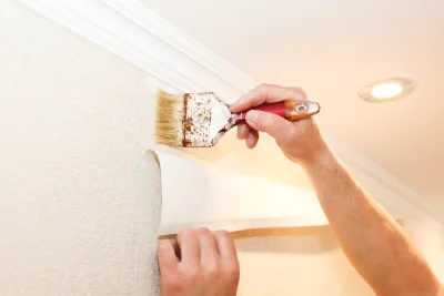 Pose de papier peint à la Tour-d'Auvergne — revêtements muraux et toiles de verre